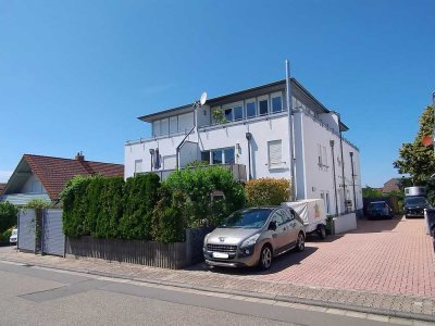 Reiheneckhaus mit kleinem Garten, Terrasse, einem Balkon, einer Dachterasse und einem Stellplatz
