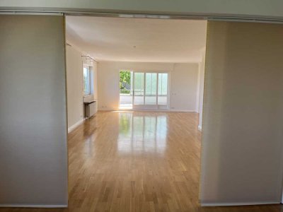 Moderne, lichtdurchflutete Wohnung mit großzügigem Schnitt, Einbauküche und großer Terrasse