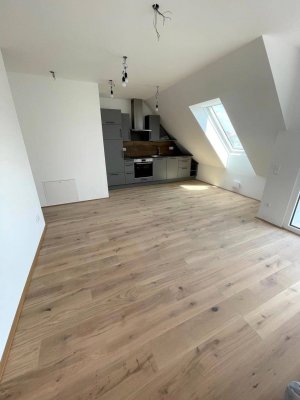 Lichtdurchflutete 2-Zimmer-Dachgeschoßwohnung mit großer Terrasse und Balkon