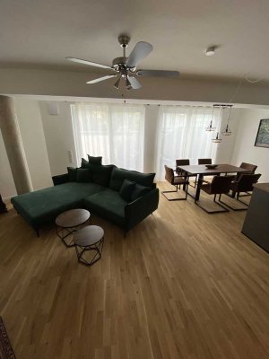 Moderne Wohnung mit Einbauküche und Terrasse