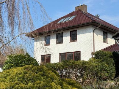 Stilvolles Einfamilienhaus in exklusiver Lage nahe Schloss und See