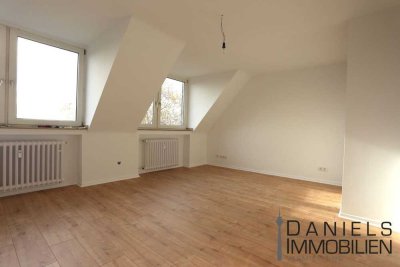 SANIERTE UND GEMÜTLICHE DACHGESCHOSS WOHNUNG, EBK, LAMINAT, NEUES BAD, KLEINER BALKON