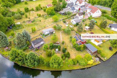 IMMOBERLIN.DE - Traumhaftes Wassergrundstück mit attraktivem Einfamilienhaus & Nebengebäuden