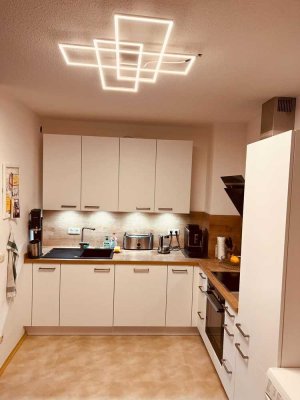 Gepflegte Wohnung mit zweieinhalb Zimmern sowie Balkon, EBK, TG und Dachboden in 83250 Marquartstein