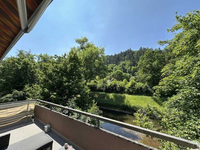 Modernisierte Wohnung mit dreieinhalb Zimmern sowie Balkon und Einbauküche in Wildberg