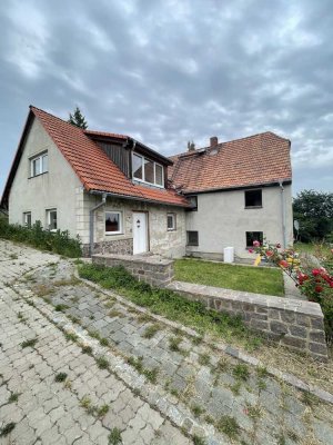 Ideal für Handwerker und Familien!
Sanierungsbedürftiges Zweifamilienhaus mit Nähe zur Natur in ruh
