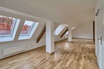 Freuen Sie sich auf diese herrliche Dachgeschoß-Wohnung mit Einbauküche!
