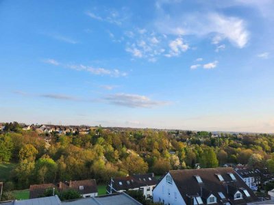 Charmante, renovierte Maisonette-Wohnung mit Balkon, TG-Stellplatz und Weitblick – sofort verfügbar!