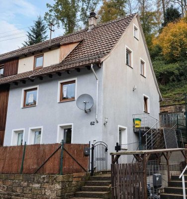 Doppelhaushälfte in Alpirsbach mit großem Grundstück und solider Basis und günstigem Preis