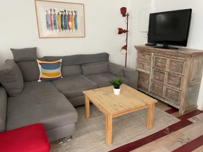 Wohnen auf Zeit: Geschmackvolle, voll möblierte 2-Zimmer Wohnung im Souterrain