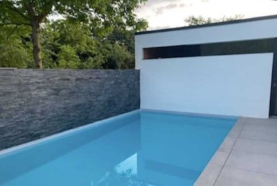 Einmaliges Einfamilienhaus mit Pool in Feldrandlage