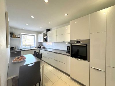 Schöne und gut geschnittene 4 Zimmer Wohnung mit 2 Balkonen!