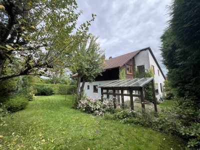 Einfamilienhaus mit Garage und Carport