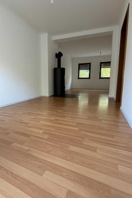 Vollständig renovierte 4-Zimmer-Wohnung mit Balkon und Einbauküche in Saarbrücken