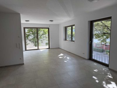 Moderne, geräumige und neuwertige 2,5 Zimmer-Wohnung mit Balkon und Einbauküche in Kirchheim