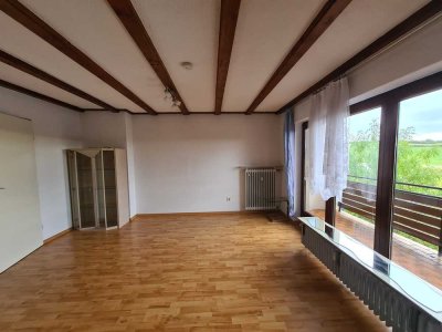 Schöne und gepflegte 3-Zimmer-Dachgeschosswohnung mit EBK in Idesheim