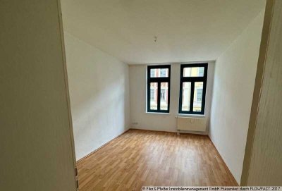 Geräumige 3-Raumwohnung mit Einbauküche und Balkon in Stadtfeld Ost - WG-geeignet!