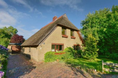 Schönes Wohnhaus mit Garage, Einbauküche, auf ca. 1.085 m² großem Traumgrundstück in ruhiger Lage
