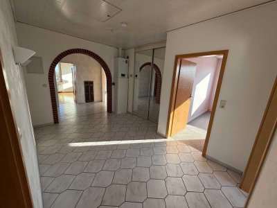 LAATZEN: 3- Zimmer Dachgeschosswohnung mit EBK und Balkon