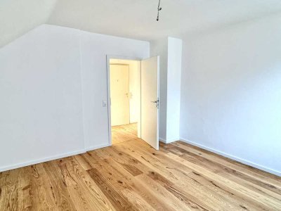 Kernsanierte Dachgeschosswohnung im energetisch sanierten Haus steht zum Kauf