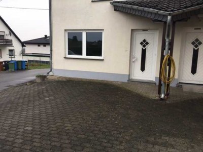 kleine renovierte 2-Zimmer-Erdgeschosswohnung mit EBK in Sankt Katharinen