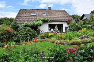 Einfamilienhaus mit Garage und Carport