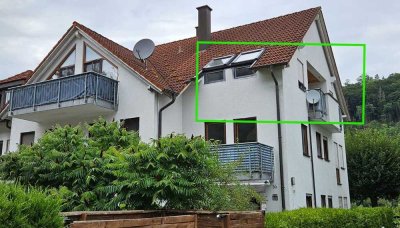 Schöne, gepflegte 2,5-Raum-DG-Wohnung mit gehobener Ausstattung mit Balkon u. EBK in Horb-Mühlen