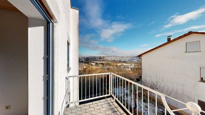 Helle 2-Zimmer-Dachgeschosswohnung mit neuer Einbauküche und zwei Balkonen