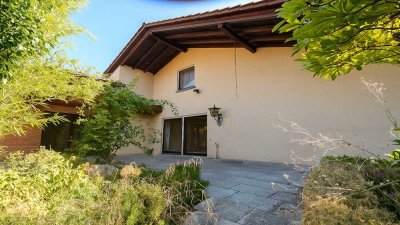 1788 - Platz, Ruhe und Lebensqualität – großzügiges Einfamilienhaus mit ELW und drei Garagen!