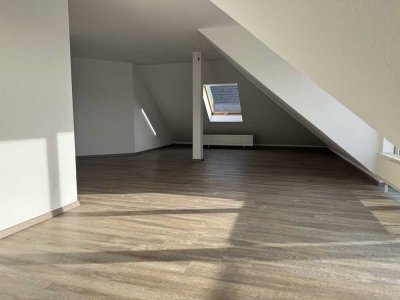 Sehr schöne 2-Zimmer-Dachgeschoss-Wohnung mit Balkon in Top Lage von Maintal-Bischofsheim
