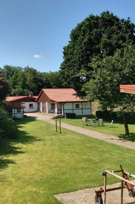 Einfamilienhaus mit Werkstatt/Halle in Ahlefeld-Bistensee