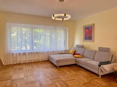 Helle möblierte klimatisierte Wohnung ERSTBEZUG 3 Zimmer, Balkon &amp; Garage.