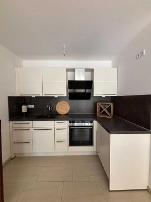Stadtnah + Bezugsfrei: teilmöbliertes 1-Zimmer-Appartment mit Einbauküche und großer Terrasse!