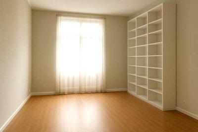 *CHARMANTE ALTBAUETAGE MIT PARKETT UND BALKON IN TOP LAGE*