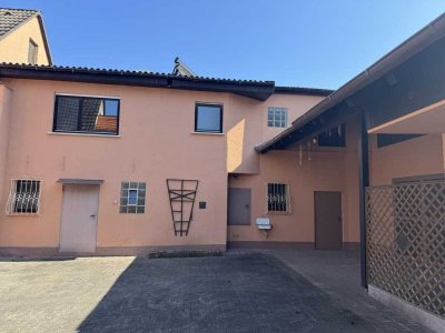 Einfamilienhaus mit viel Nutzfläche, großer Garage und Hof