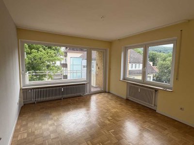 helle 2,5 Zimmer Wohnung in zentraler Lage