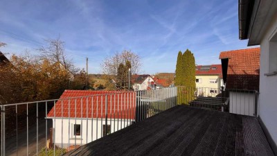 Gemütliche 3-Zimmer-Altbau-Wohnung mit EBK, großem Balkon und Ausblick