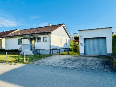 Wohnen auf einer Ebene: attraktiver Bungalow mit großem Grundstück in Osterhofen