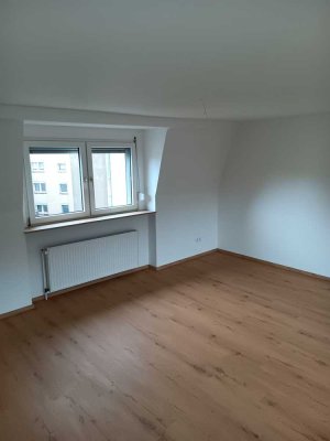 Frisch renovierte DG-Wohnung mit Balkon