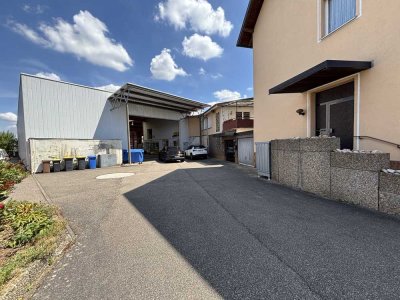 Dreifamilienhaus mit Bürotrakt und Halle auf großzügigem Grundstück