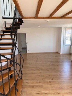 Geschmackvolle 2,5-Zimmer-Maisonette-Wohnung mit Balkon, sofort verfügbar