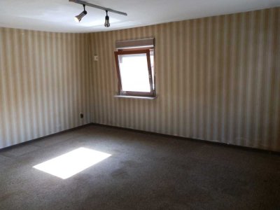 Günstiges 7-Raum-Einfamilienhaus + Nebengebäude in Königsbach-Stein