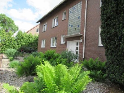Helle Obergeschosswohnung mit großzügigem Balkon u. Garage, zentrumsnah