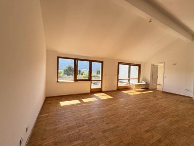3-Zimmer-Dachgeschoßwohnung mit Panoramablick - Kellerabteil und Tiefgarage inklusive