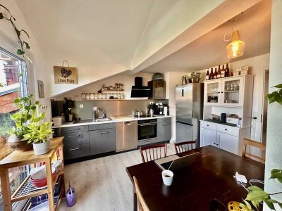 Moderne 2,5-ZKB Dachgeschosswohnung mit Terrasse