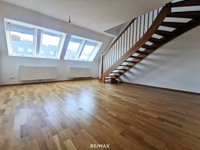 Bestlage 2 Zi. Maisonette, neu ausgebautes DG im prächtigen Altbau.