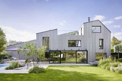 Purismus & Chalet-Ambiente in Seenähe: Architekten-Villa mit stilvollem Wohlfühl-Flair und Pool