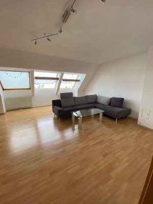 ZENTRALE LAGE direkt an der U1 - WG-taugliche 3-Zimmer Wohnung
