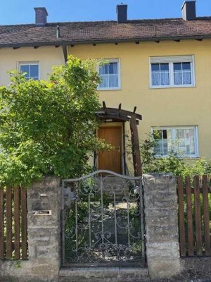 Brück Immobilien - 7-Zi.-Reiheneckhaus mit Potenzial -ca. 430 m² Grund  - Renovierungsobjekt
