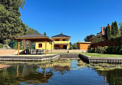WUNDERSCHÖNES EINFAMILIENHAUS IN MARITIMER TRAUMLAGE AM WASSER MIT EIGENEM BOOTSANLEGER